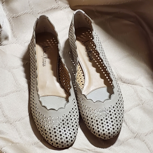 Neiman Marcus scalloped edge flats size 8M - Picture 13 of 14